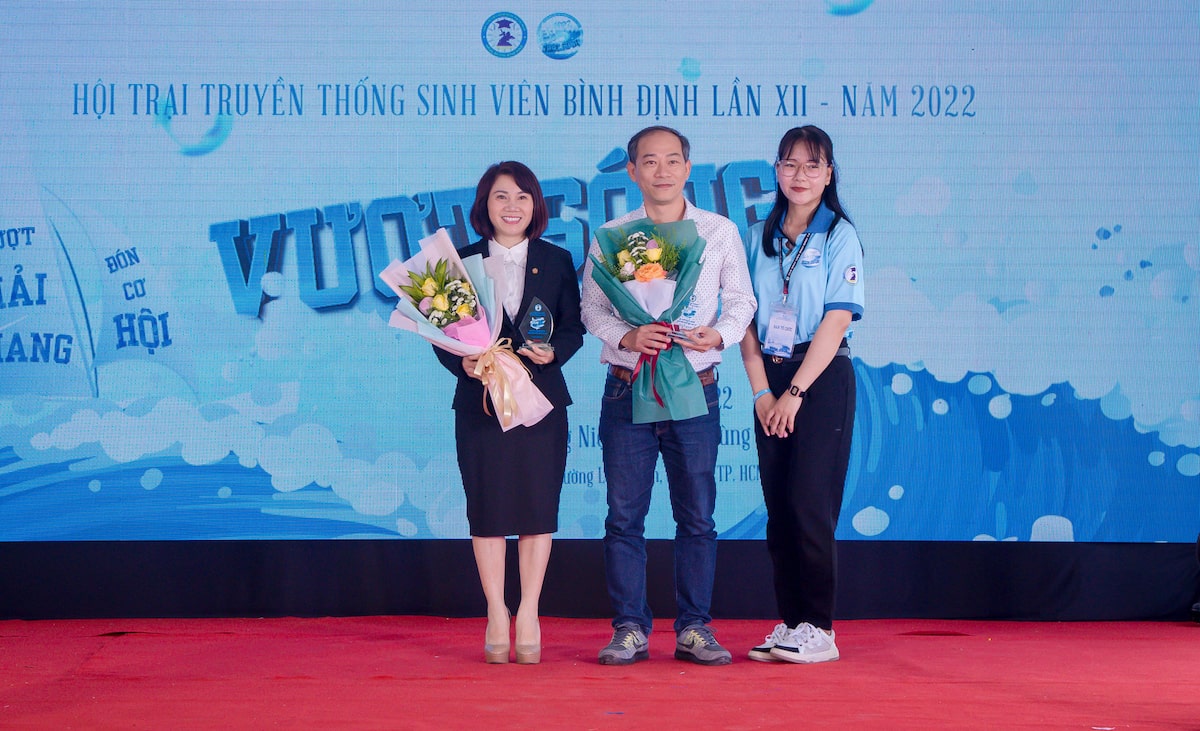 Hưng Thịnh trao học bổng cho sinh viên Bình Định